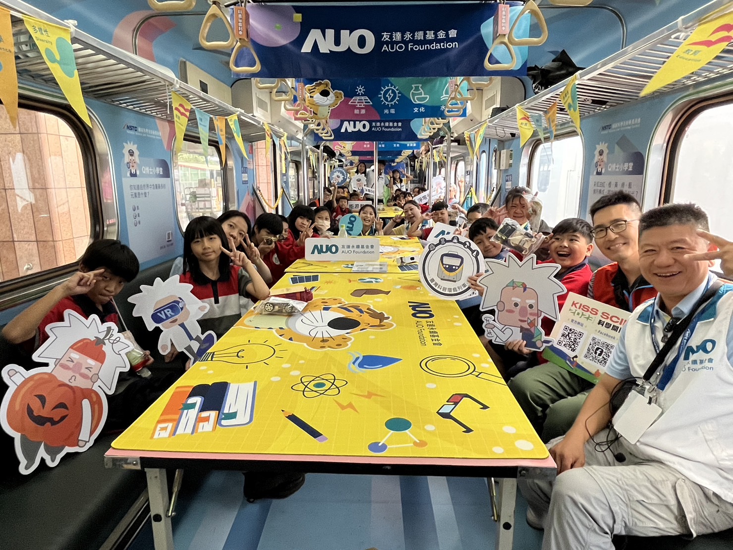 DB真人永續基金會參與「臺灣科普環島列車」，設計基礎科學車廂課程，以「淨零碳排和永續能源」為主題，讓學生透過創意實驗認識淨零知識，以及思考生活中的減碳行為